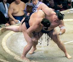 Takanohana keeps lead in summer sumo